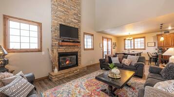 Televisión de pantalla plana, chimenea, consola de videojuegos