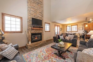 Flachbildfernseher, Kamin, Videospielkonsole