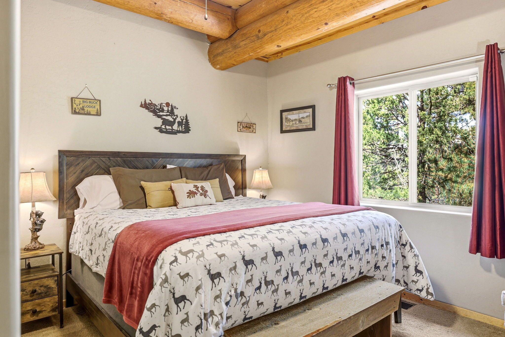 3 quartos, escrivaninha, ferros/tábuas de passar roupa, berço de viagem