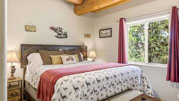 3 bedrooms, desk, iron/ironing board, travel cot