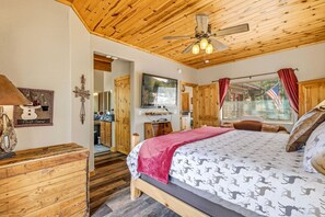 3 makuuhuonetta, työpöytä, silitysrauta/-lauta, vauvan matkasänky