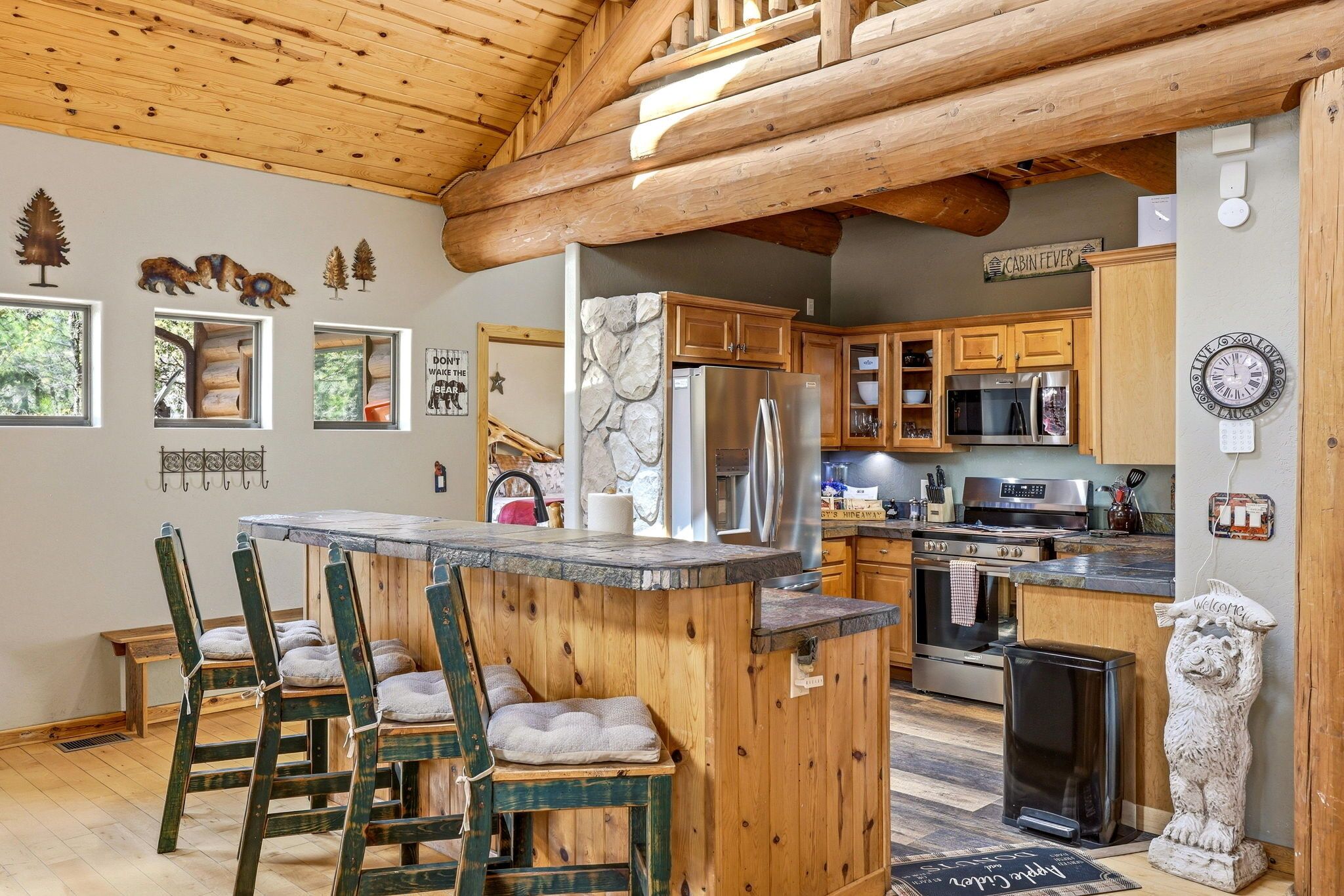 Grand réfrigérateur, micro-ondes, four, plaque de cuisson