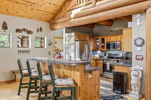 Grand réfrigérateur, micro-ondes, four, plaque de cuisson