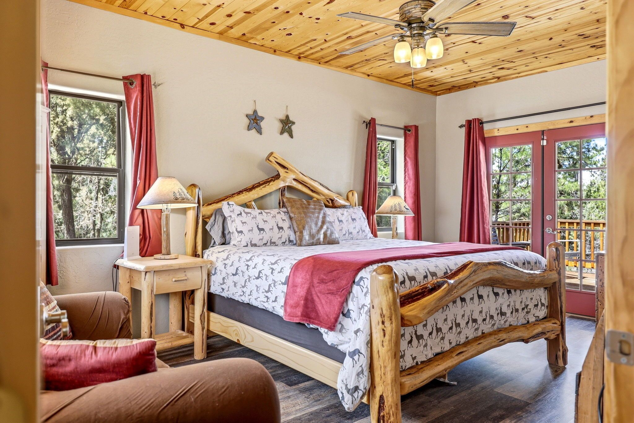 3 soverom, skrivebord, strykejern/-brett og reiseseng for barn