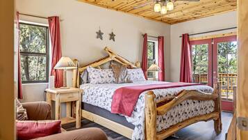 3 soverom, skrivebord, strykejern/-brett og reiseseng for barn