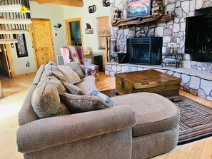 Smart TV, chimenea, videojuegos y reproductor de DVD 