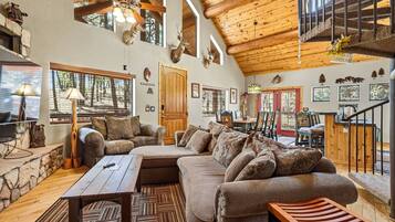 Smart TV, caminetto, videogiochi, lettore DVD