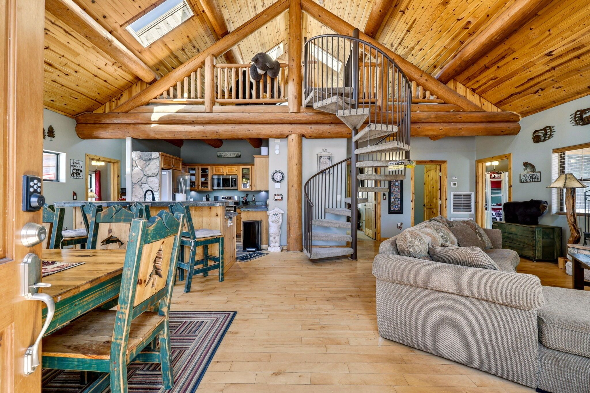 Smart TV, caminetto, videogiochi, lettore DVD