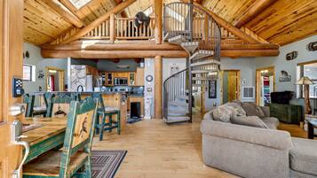 Smart TV, caminetto, videogiochi, lettore DVD