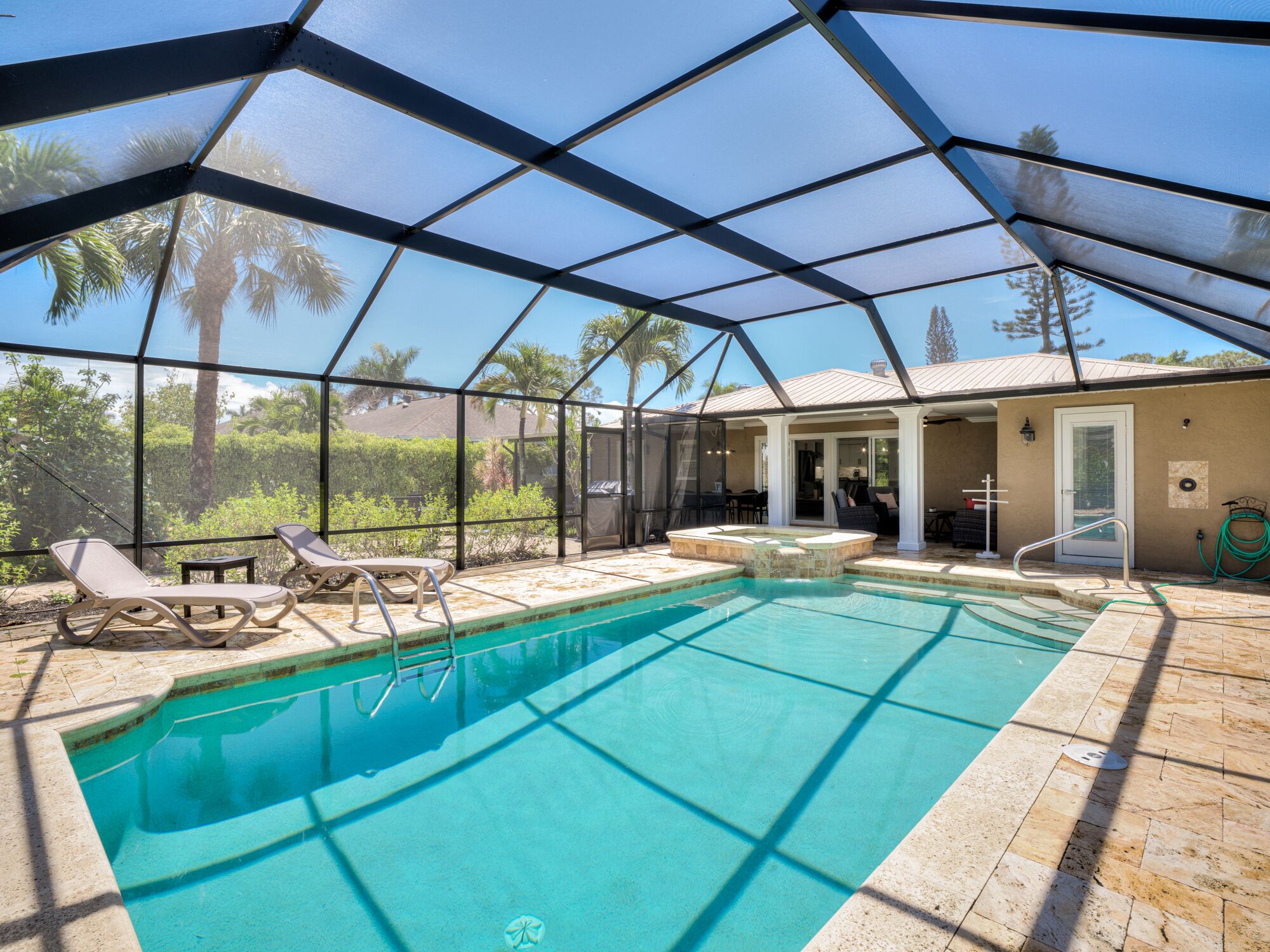 15% OFF NOW-NOVEMBER 1st! 3 Bed/2 Bath Very Private Pool & Spa Home!