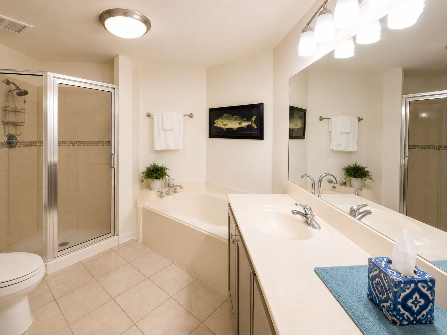 Ein modernes Badezimmer mit Dusche, Toilette, Badewanne und zwei Waschbecken.