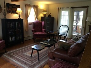 Smart TV, DVD player, books, video library - A Norman Rockwell setting one hour from State College (New Paris)