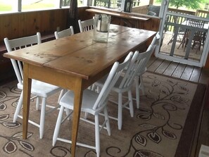 Dining - A Norman Rockwell setting one hour from State College (New Paris)