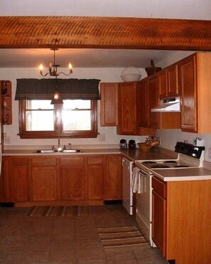 Fridge, microwave, oven, stovetop - A Norman Rockwell setting one hour from State College (New Paris)