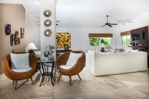 Fernseher, DVD-Player, Tischtennisplatte, Stereoanlage