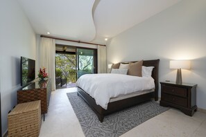 5 sovrum, värdeförvaringsskåp på rummet och skrivbord