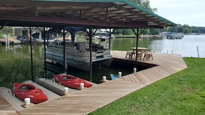 Une jetée dotée d’un espace de repos abrité, d’un bateau et d’un kayak rouge.