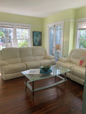 Fernseher, Kamin, Bücher