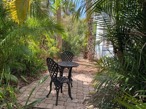 Tropical Escape in Downtown Melbourne, Just Minutes From Melbourne Beaches!