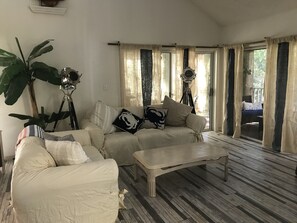 Una televisión, una chimenea, videojuegos, un reproductor de DVD