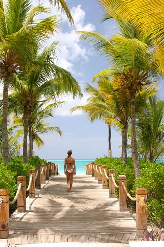 Private Pool with fun Tiki Bar/Sleeps 6/4 minute walk to Grace Bay