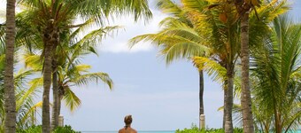 Private Pool and Fun Tiki Bar/4 Min Walk to Beach/Sleeps 6