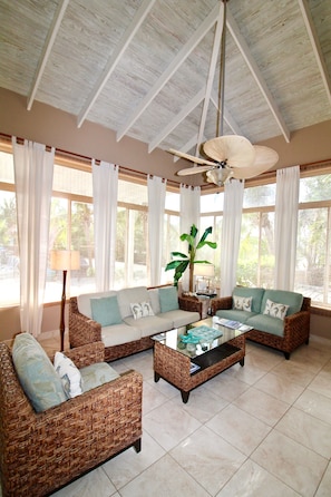 Smart TV, DVD player, books, video library - You Know you want to be Here!/Sleeps 6/Private Pool and Fun Tiki Bar! (Providenciales)