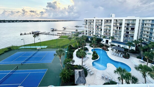 Un hôtel doté d’une piscine, de courts de tennis et offrant une vue sur le front de mer.