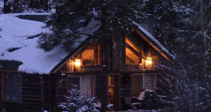 Riverfront Log Cabin, minutes away from your outdoor adventure