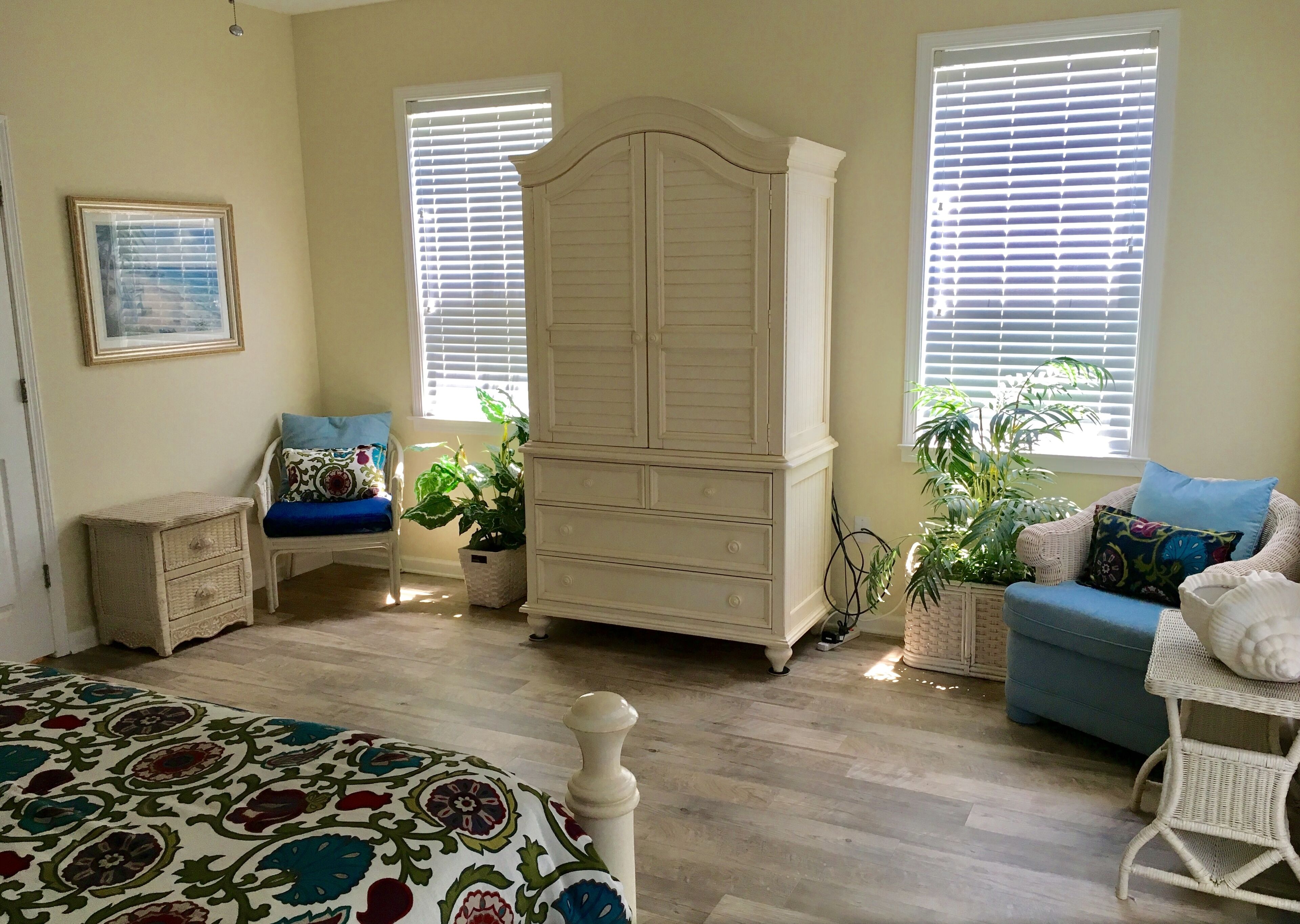 BEAUTIFUL SEA VIEWS! TWO MINUTES TO BEACH! IMMACULATE AND SPACIOUS!