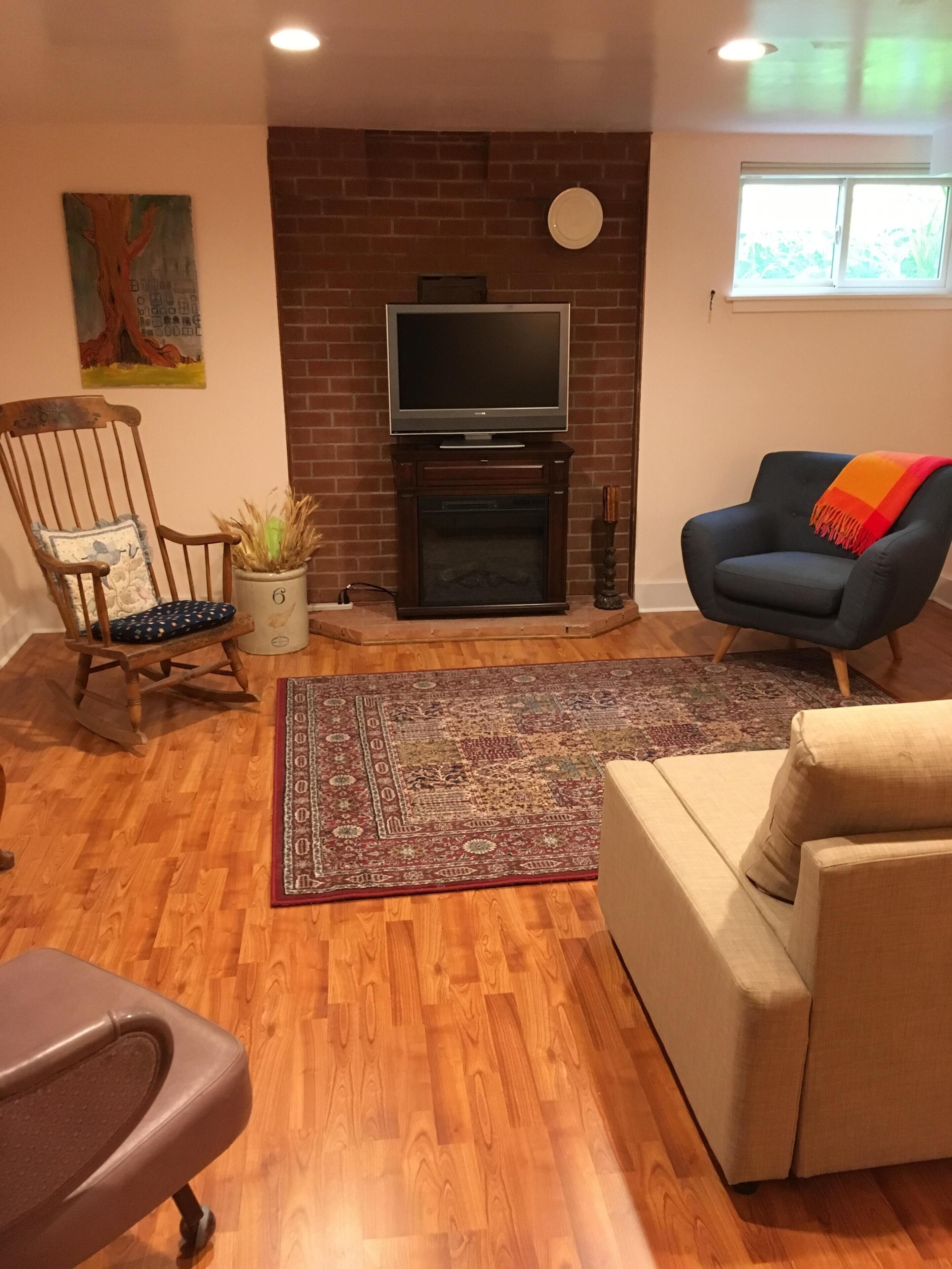 Spacious Apartment in Trendy Ballard Tudor