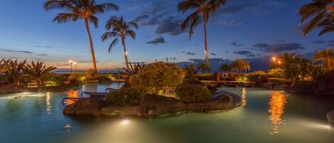 Una piscina al aire libre