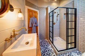 Combined shower/tub, jetted tub, hair dryer, towels