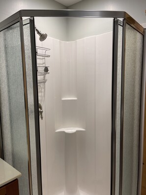 Combined shower/bathtub, towels, toilet paper - Pet-Friendly Home in a Quiet Neighborhood Near Sugarloaf Mountain (Carrabassett Valley)