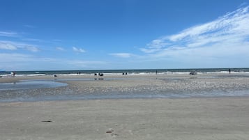 På stranden, solsenger og strandhåndklær