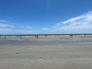 Sulla spiaggia, lettini da mare, teli da spiaggia