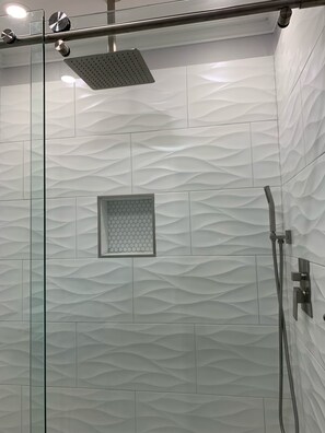 Badewanne, Haartrockner, Handtücher, Seife