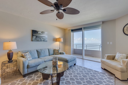 Remodeled Luxurious Direct Beachfront Somerset Condo-with Den sleeping area