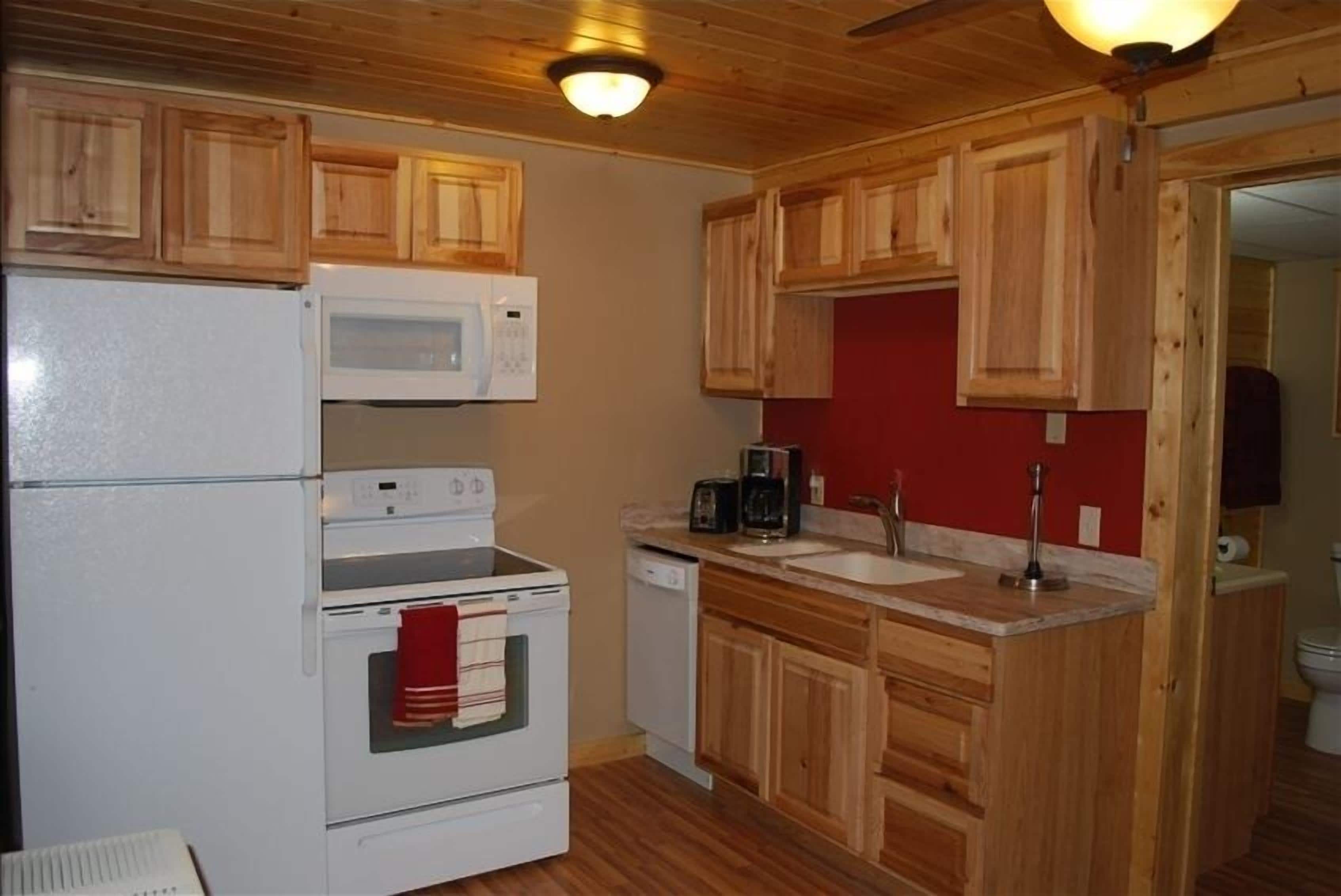 Full-size fridge, microwave, oven, stovetop