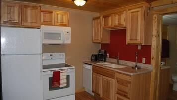 Full-size fridge, microwave, oven, stovetop