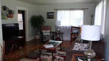 スマートテレビ、DVD プレーヤー、書庫