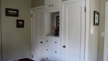 2 室のベッドルーム、アイロン / アイロン台、WiFi (無料)、ベッドシーツ