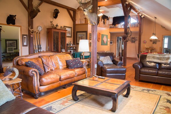 Televisio, takka, DVD-soitin, pöytäjalkapallopöytä