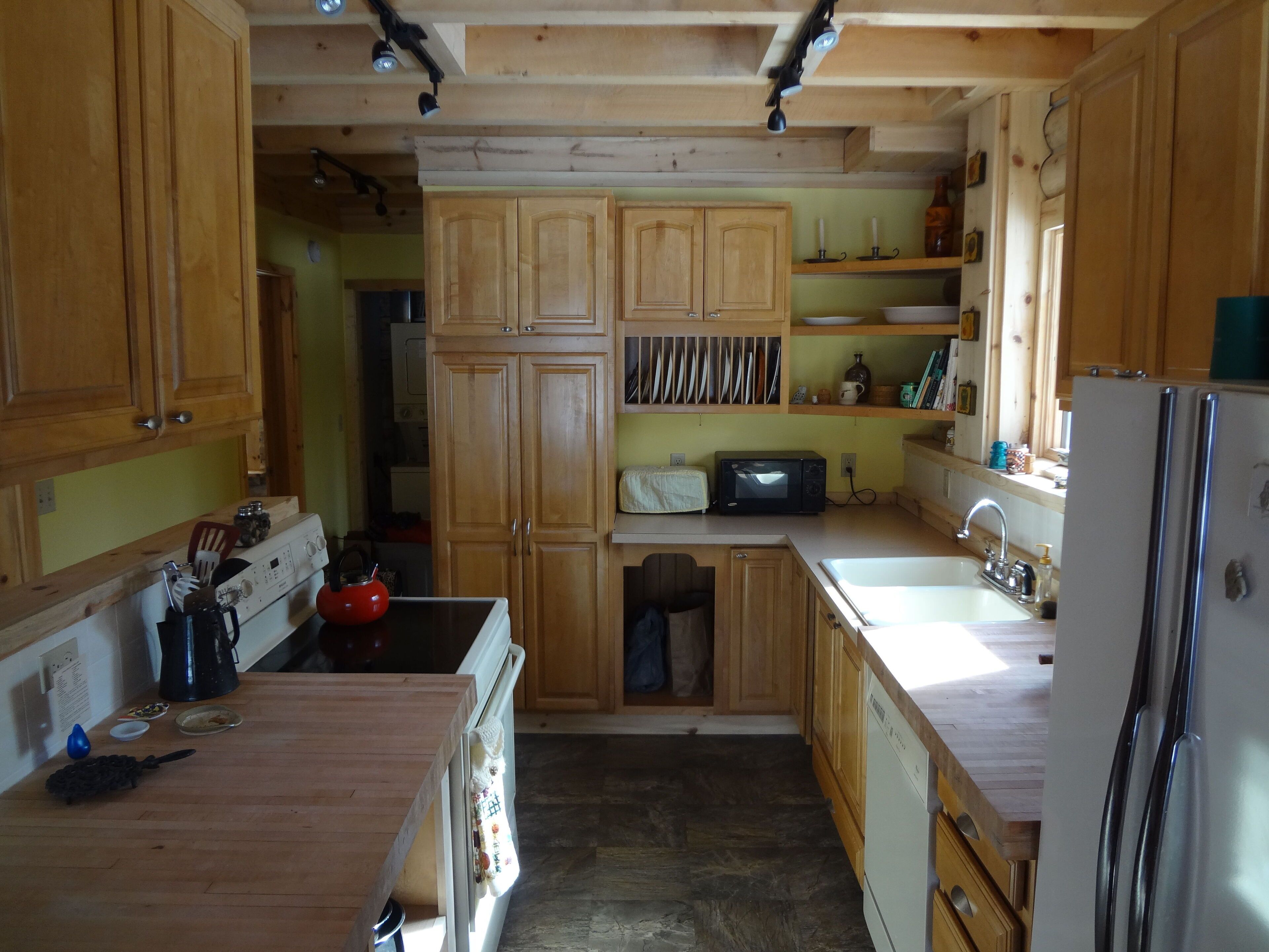 Nicely furnished Log home just minutes From Sleeping Bear Nat’l. Lakeshore. 