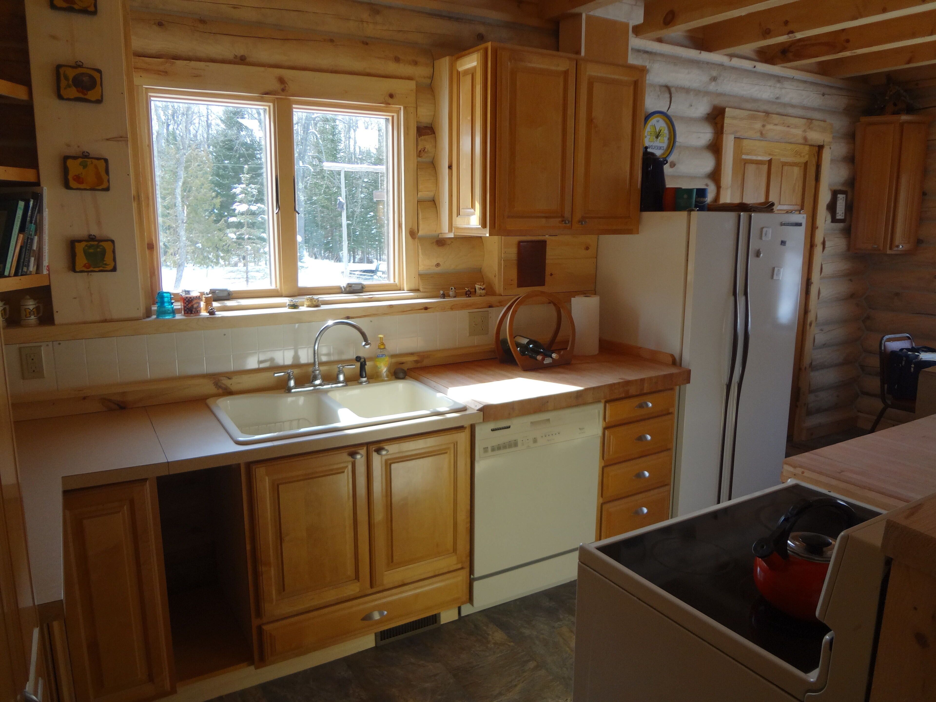 Nicely furnished Log home just minutes From Sleeping Bear Nat’l. Lakeshore. 