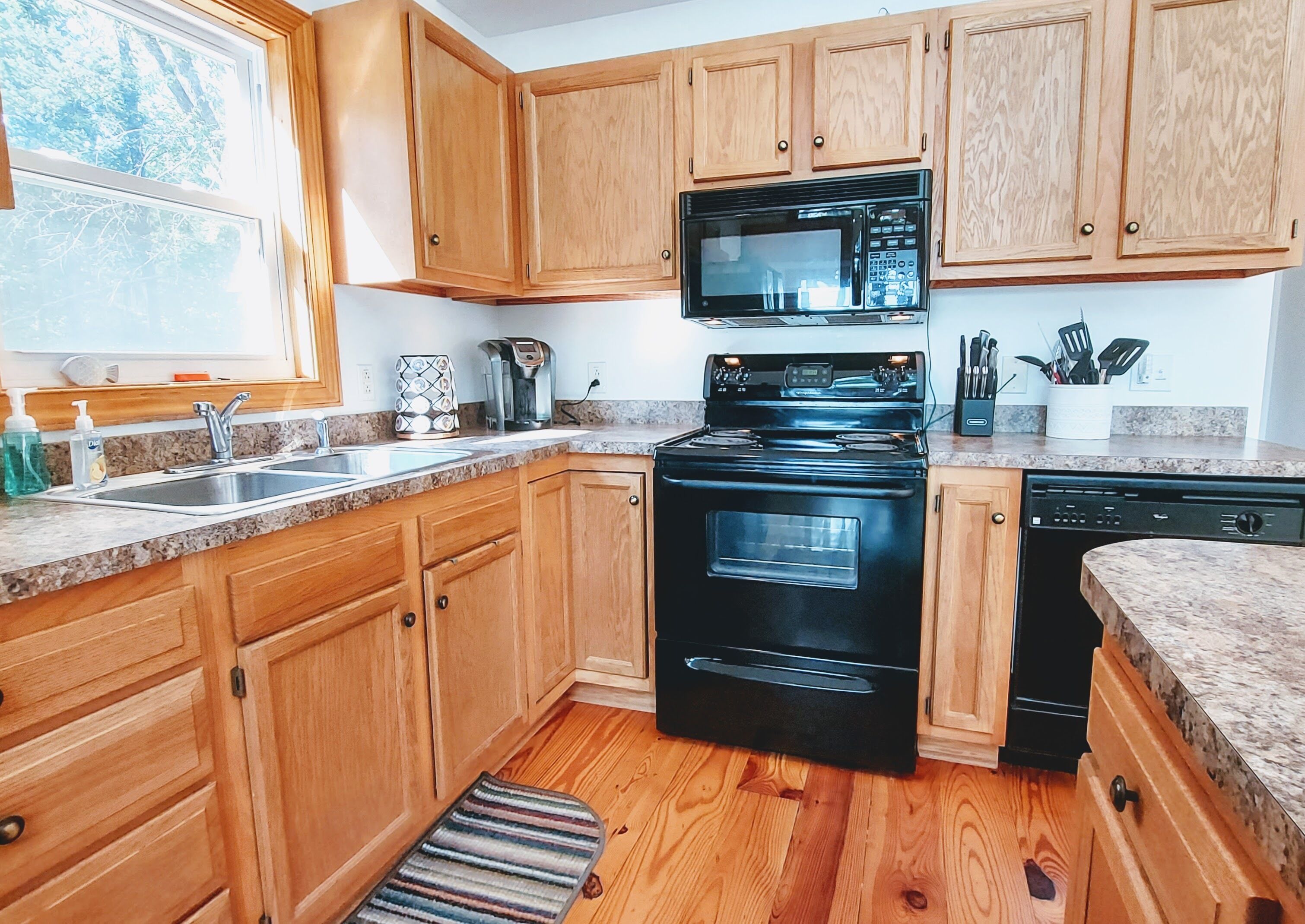 "Cottage On The Cove"  Private Lakefront Paradise with Paddleboards & Kayaks