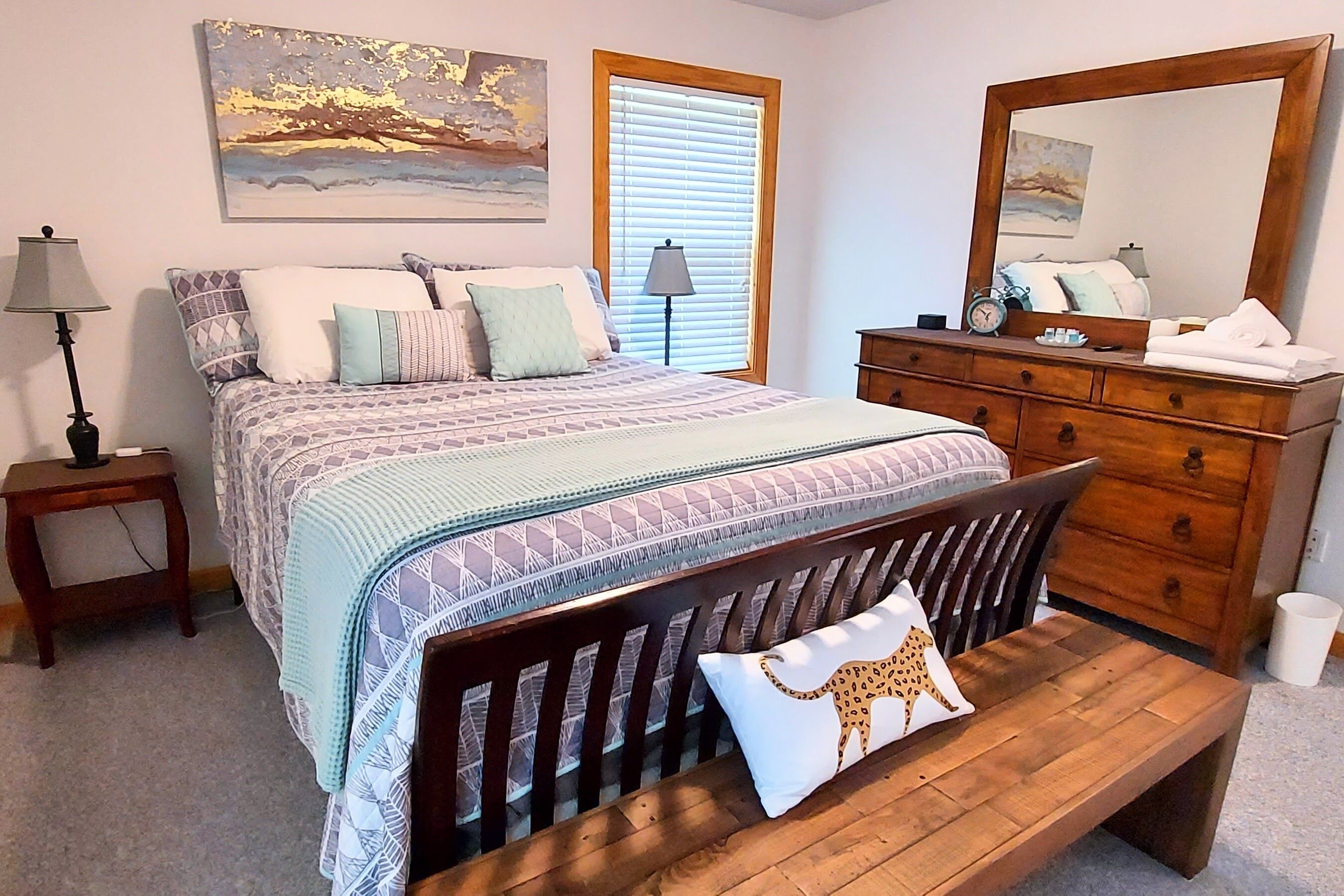 "Cottage On The Cove"  Private Lakefront Paradise with Paddleboards & Kayaks