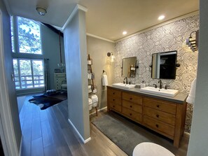 Bathtub, hair dryer, bidet, towels - Luxury Home on the Golf Course, just minutes from ski slope (Angel Fire)