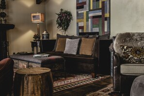 Televisor intel·ligent, llar de foc, reproductor de DVD i llibres 