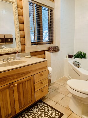 Combined shower/bathtub, jetted bath, hair dryer, towels